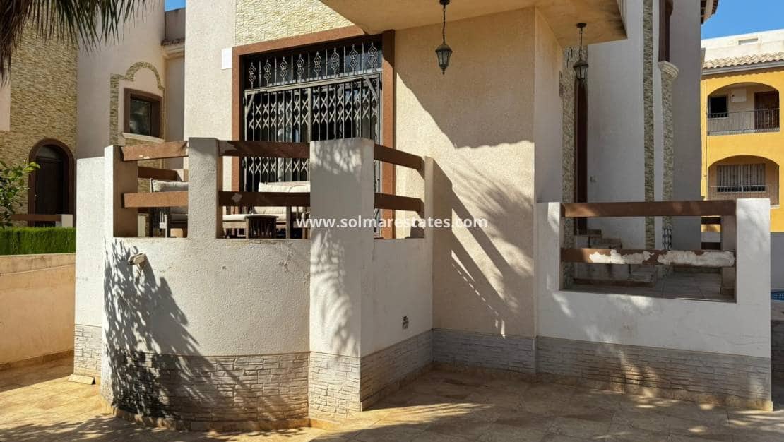 4 Zimmer Villa zu verkaufen in Villamartin mit Pool - 349.900 € (Ref: 9219160)