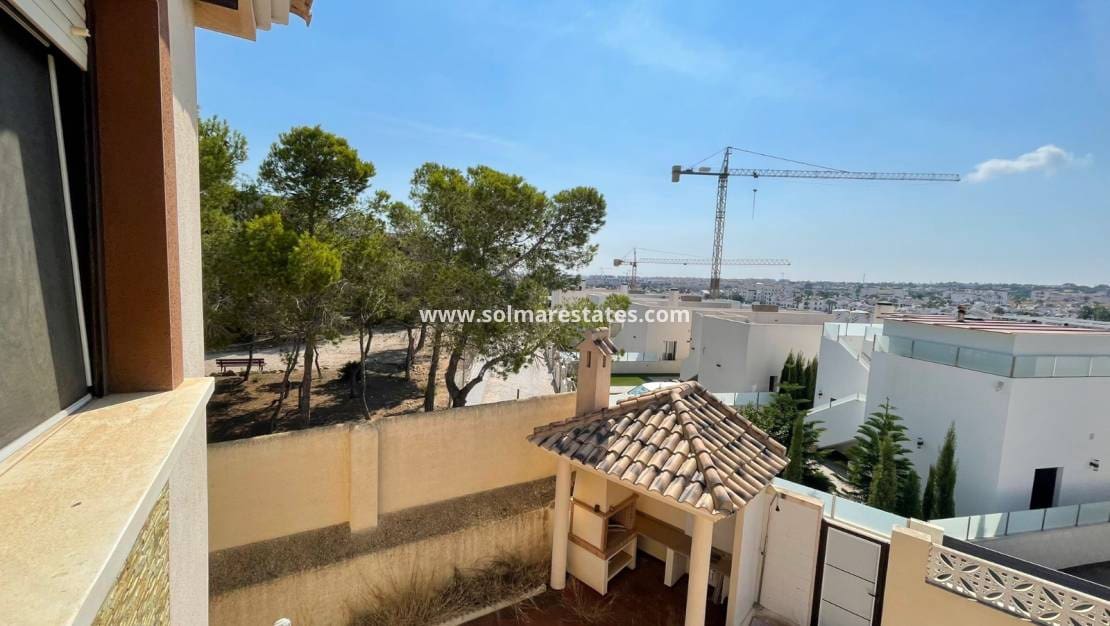 4 chambre Villa/Maison à vendre à Villamartin avec piscine - 330 000 € (Ref: 9221373)