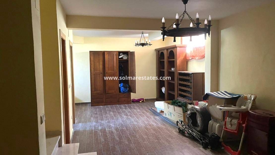 4 chambre Villa/Maison à vendre à Villamartin avec piscine - 330 000 € (Ref: 9221373)