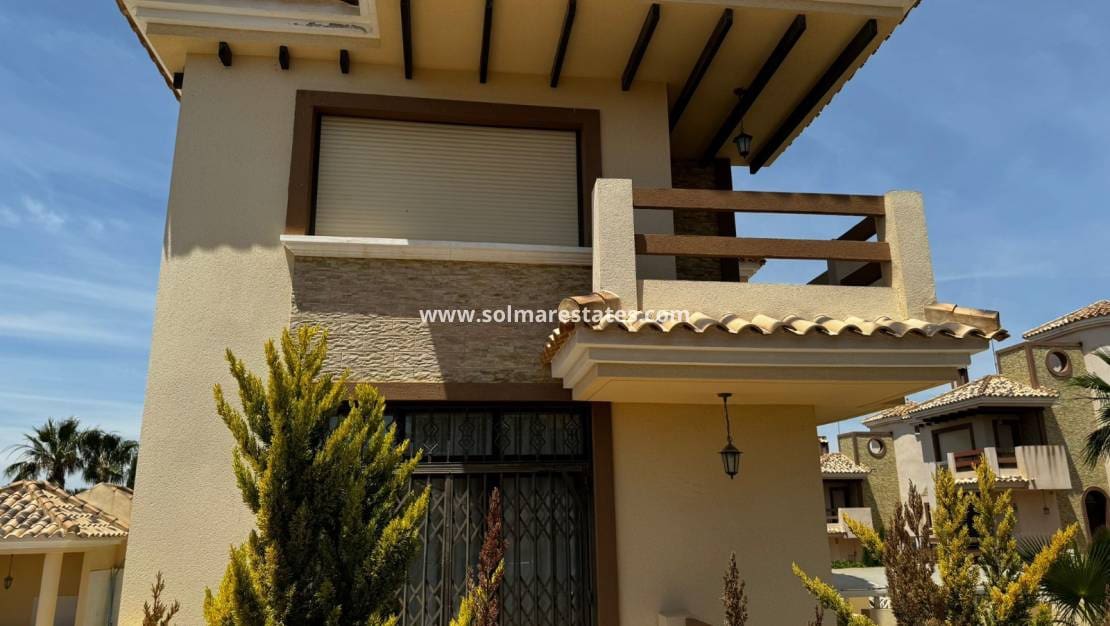 4 chambre Villa/Maison à vendre à Villamartin avec piscine - 330 000 € (Ref: 9221373)