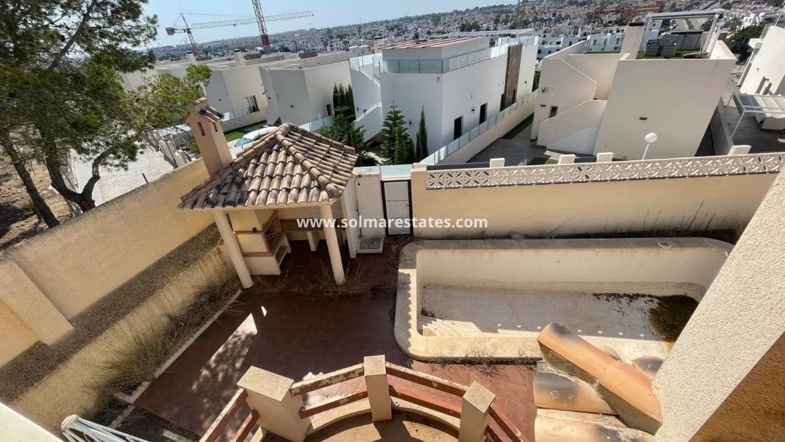 4 chambre Villa/Maison à vendre à Villamartin avec piscine - 330 000 € (Ref: 9221373)