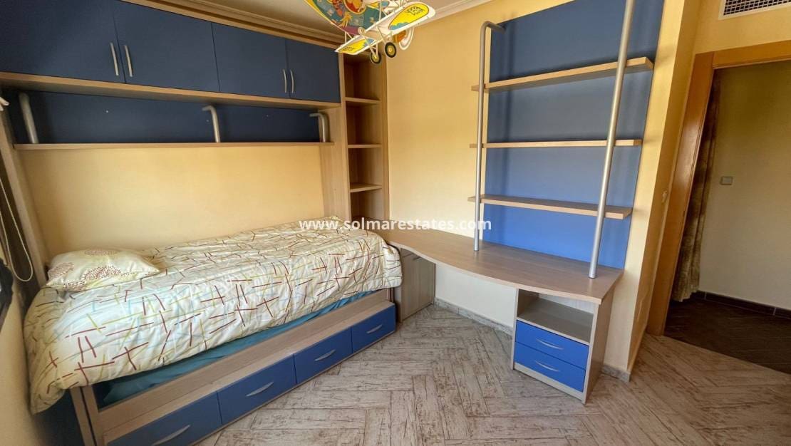 4 chambre Villa/Maison à vendre à Villamartin avec piscine - 330 000 € (Ref: 9221373)