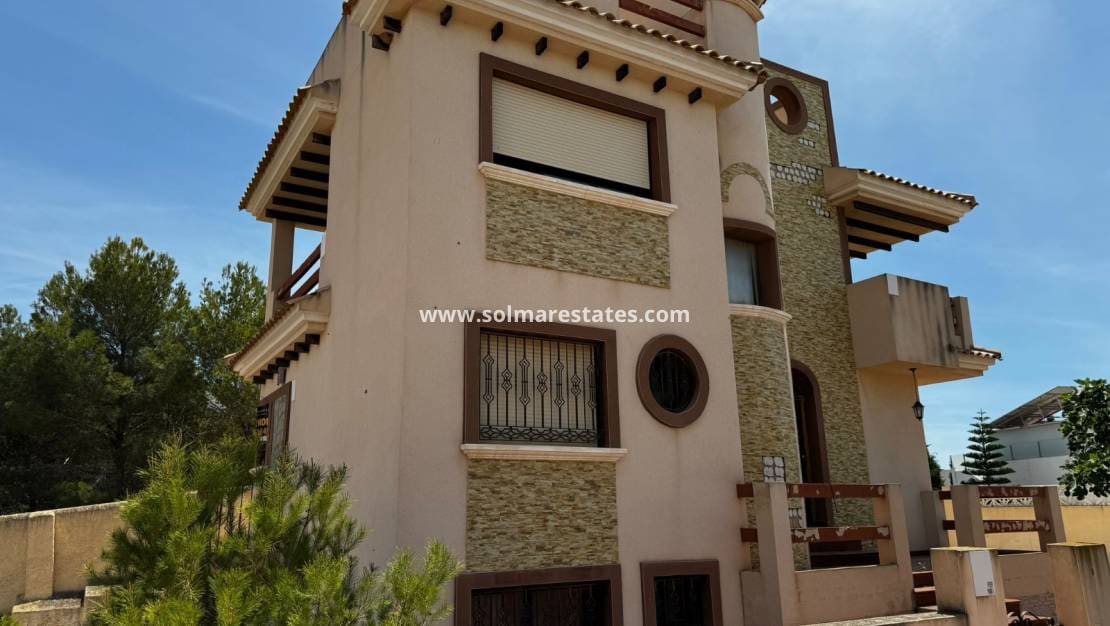 4 chambre Villa/Maison à vendre à Villamartin avec piscine - 330 000 € (Ref: 9221373)