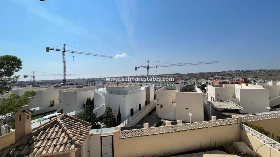 4 chambre Villa/Maison à vendre à Villamartin avec piscine - 330 000 € (Ref: 9221373)