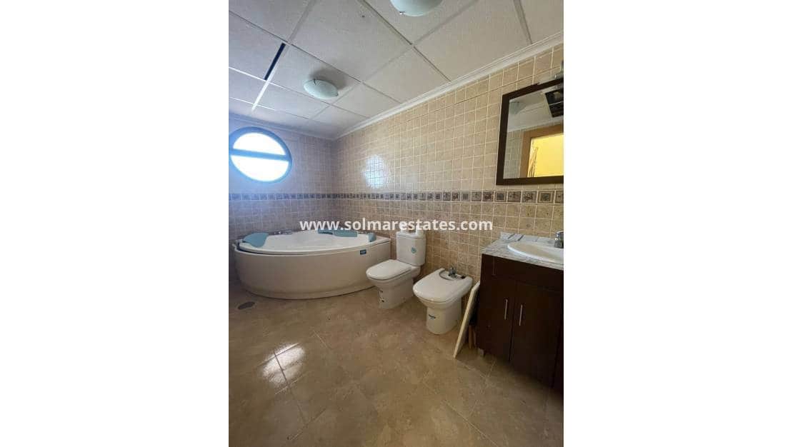 4 chambre Villa/Maison à vendre à Villamartin avec piscine - 330 000 € (Ref: 9221373)