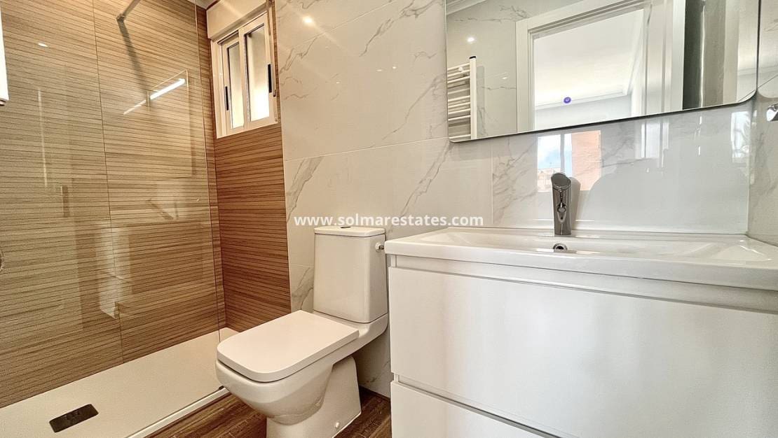 2 Zimmer Apartment zu verkaufen in San Miguel de Salinas mit Pool - 165.000 € (Ref: 9237741)