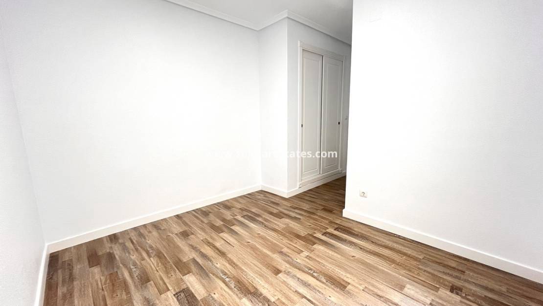 2 Zimmer Apartment zu verkaufen in San Miguel de Salinas mit Pool - 165.000 € (Ref: 9237741)