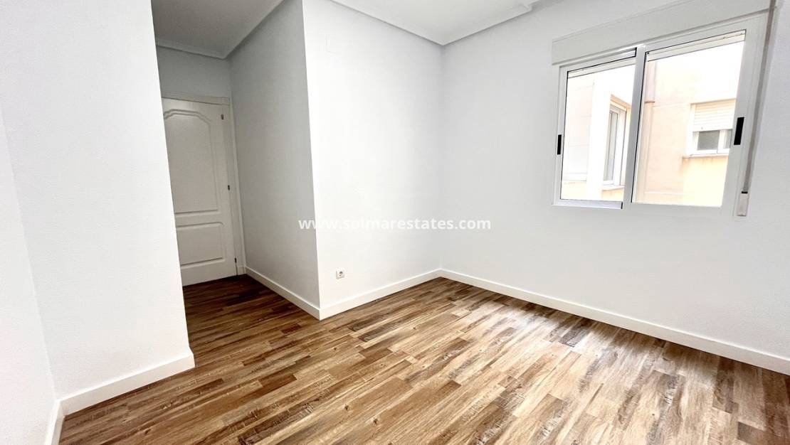 2 Zimmer Apartment zu verkaufen in San Miguel de Salinas mit Pool - 165.000 € (Ref: 9237741)