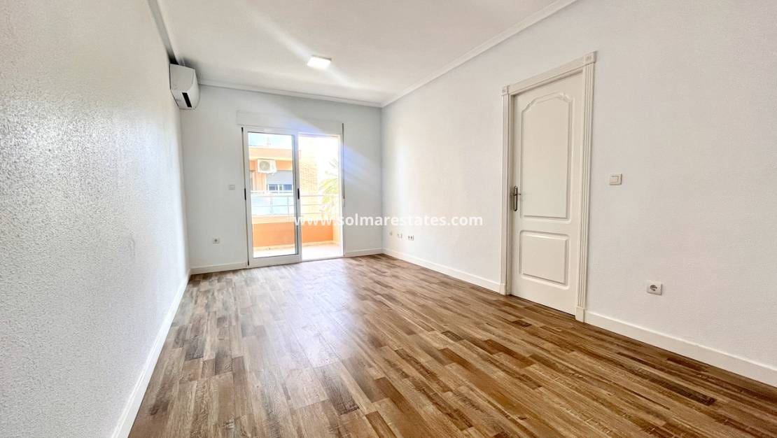 2 Zimmer Apartment zu verkaufen in San Miguel de Salinas mit Pool - 165.000 € (Ref: 9237741)