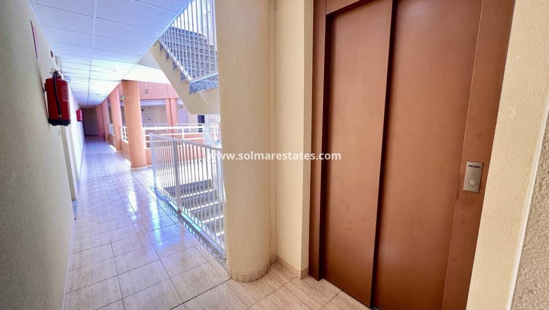 2 Zimmer Apartment zu verkaufen in San Miguel de Salinas mit Pool - 165.000 € (Ref: 9237741)