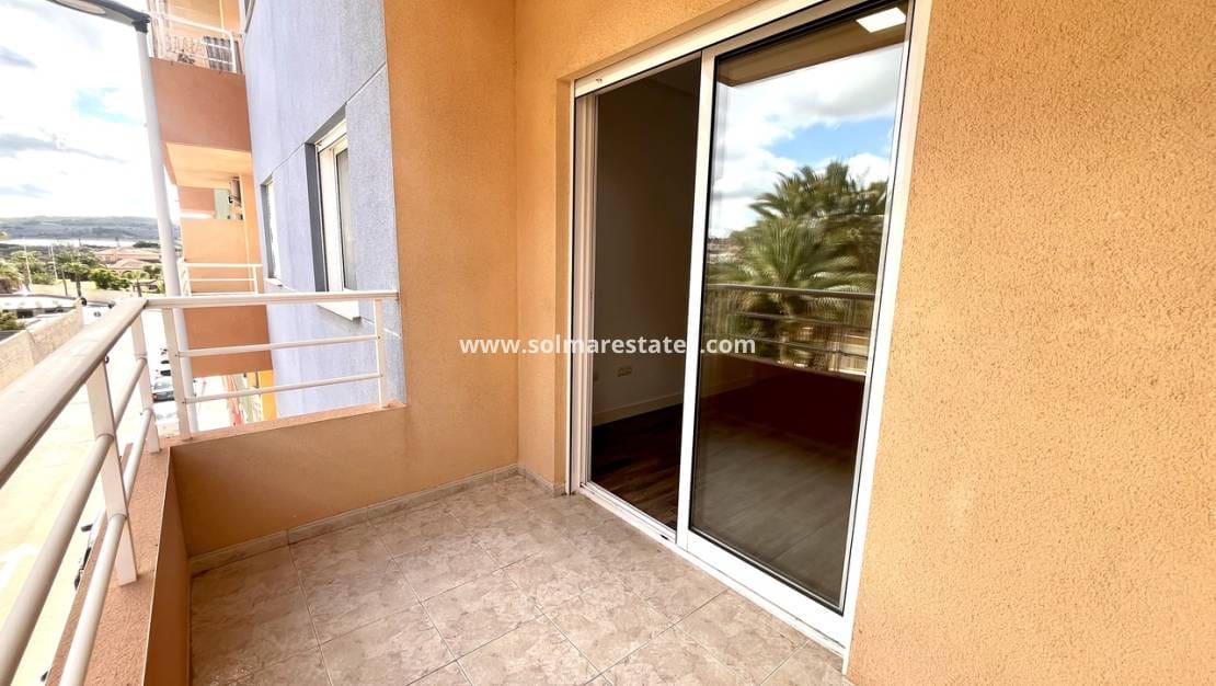 2 Zimmer Apartment zu verkaufen in San Miguel de Salinas mit Pool - 165.000 € (Ref: 9237741)
