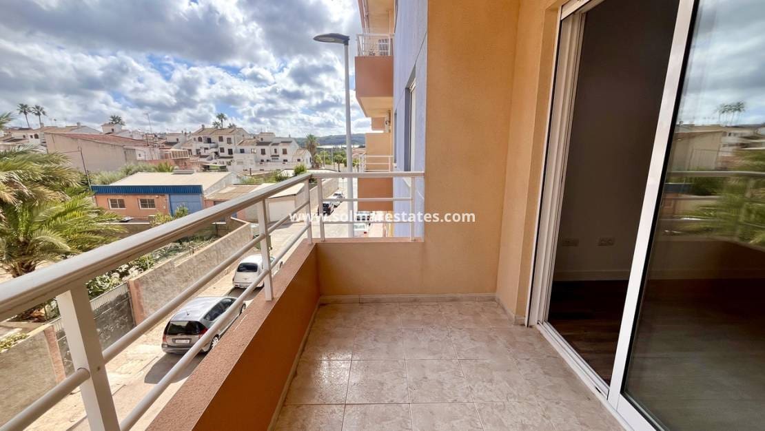 2 Zimmer Apartment zu verkaufen in San Miguel de Salinas mit Pool - 165.000 € (Ref: 9237741)