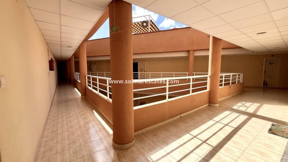 2 Zimmer Apartment zu verkaufen in San Miguel de Salinas mit Pool - 165.000 € (Ref: 9237741)