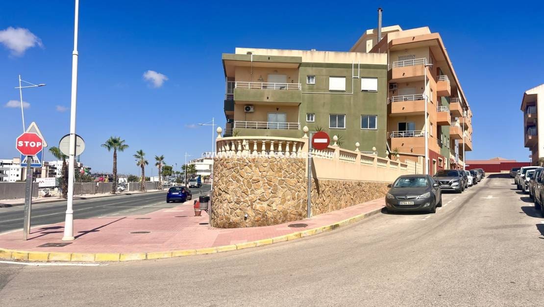2 Zimmer Apartment zu verkaufen in San Miguel de Salinas mit Pool - 165.000 € (Ref: 9237741)
