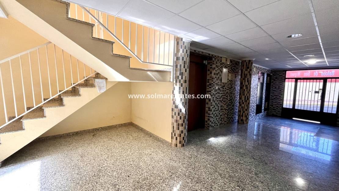 2 Zimmer Apartment zu verkaufen in San Miguel de Salinas mit Pool - 165.000 € (Ref: 9237741)