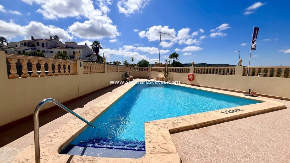 2 Zimmer Apartment zu verkaufen in San Miguel de Salinas mit Pool - 165.000 € (Ref: 9237741)