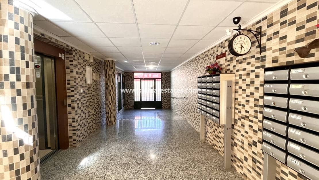 2 Zimmer Apartment zu verkaufen in San Miguel de Salinas mit Pool - 165.000 € (Ref: 9237741)