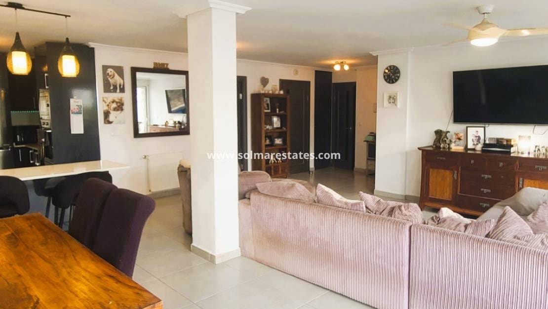 4 soveværelse Villa til salg i Villamartin med swimmingpool - € 385.000 (Ref: 9242082)