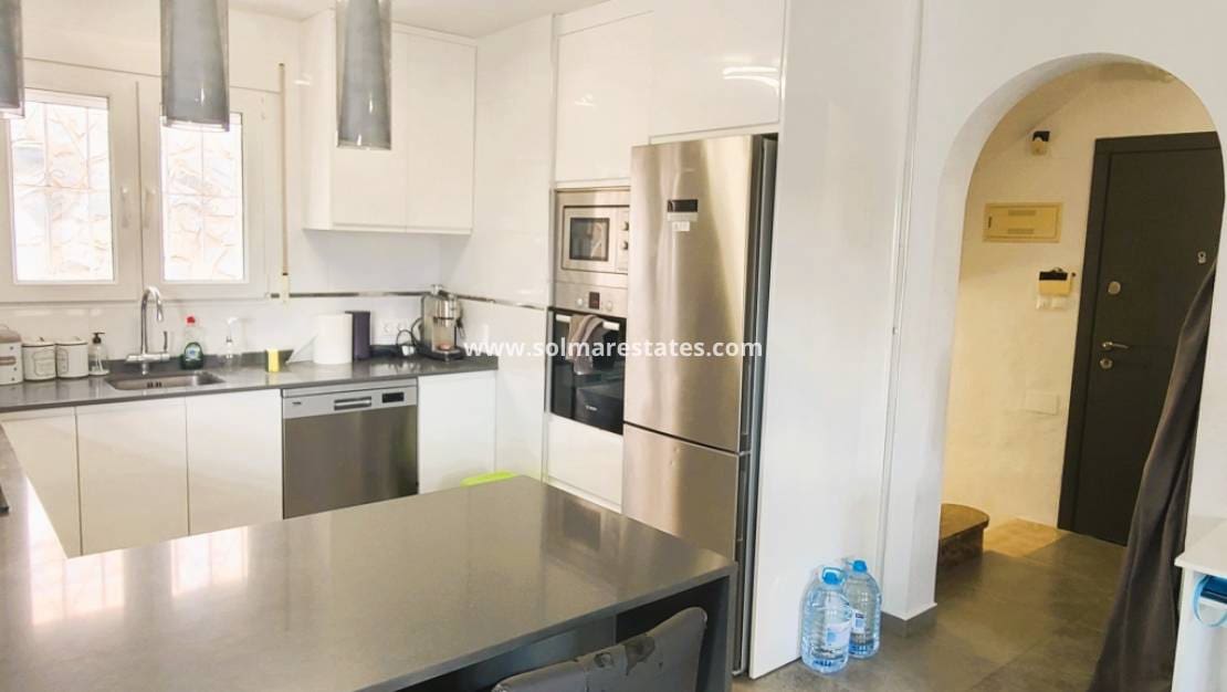 4 soveværelse Villa til salg i Villamartin med swimmingpool - € 385.000 (Ref: 9242082)