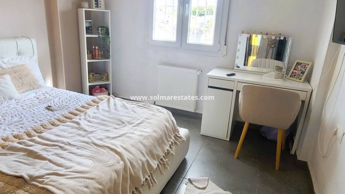 4 soveværelse Villa til salg i Villamartin med swimmingpool - € 385.000 (Ref: 9242082)