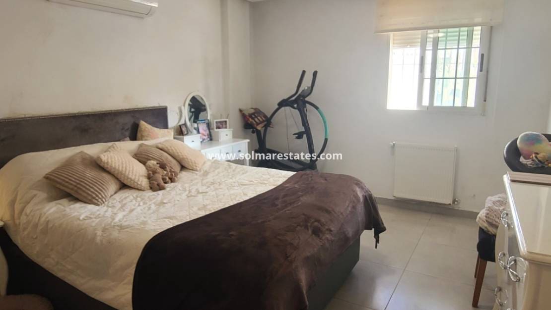 4 soveværelse Villa til salg i Villamartin med swimmingpool - € 385.000 (Ref: 9242082)