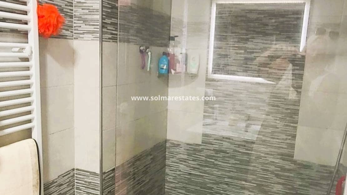 4 soveværelse Villa til salg i Villamartin med swimmingpool - € 385.000 (Ref: 9242082)