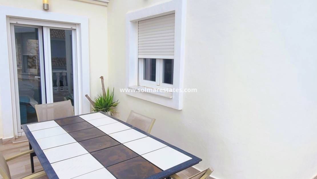 4 soveværelse Villa til salg i Villamartin med swimmingpool - € 385.000 (Ref: 9242082)