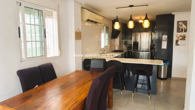 4 soveværelse Villa til salg i Villamartin, Orihuela med swimmingpool - € 385.000 (Ref: 9242082)