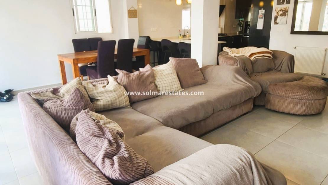 4 soveværelse Villa til salg i Villamartin med swimmingpool - € 385.000 (Ref: 9242082)