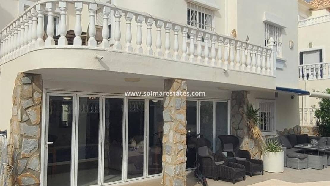 4 soveværelse Villa til salg i Villamartin med swimmingpool - € 385.000 (Ref: 9242082)