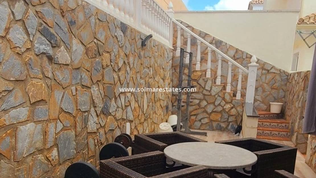 4 soveværelse Villa til salg i Villamartin med swimmingpool - € 385.000 (Ref: 9242082)