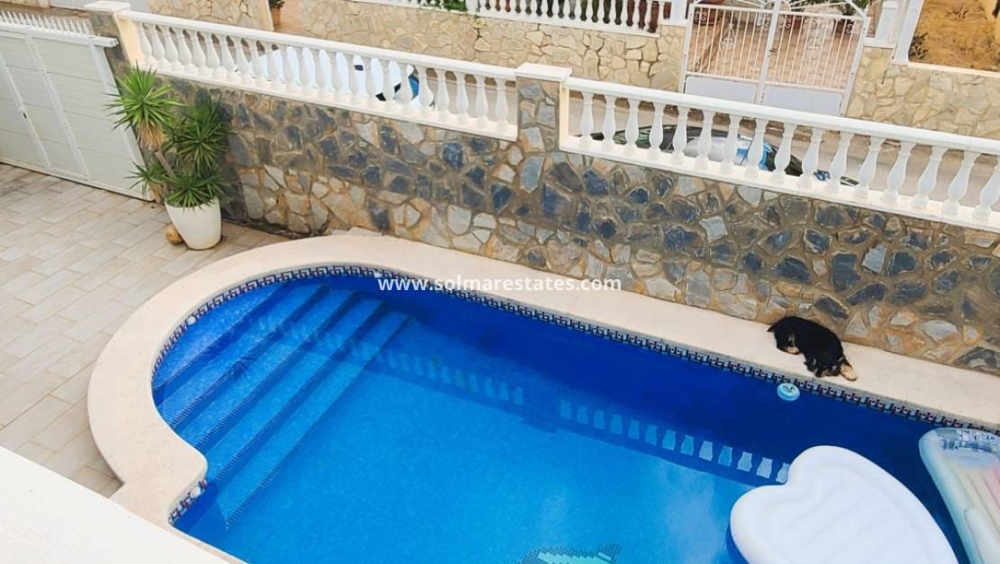 4 soveværelse Villa til salg i Villamartin med swimmingpool - € 385.000 (Ref: 9242082)