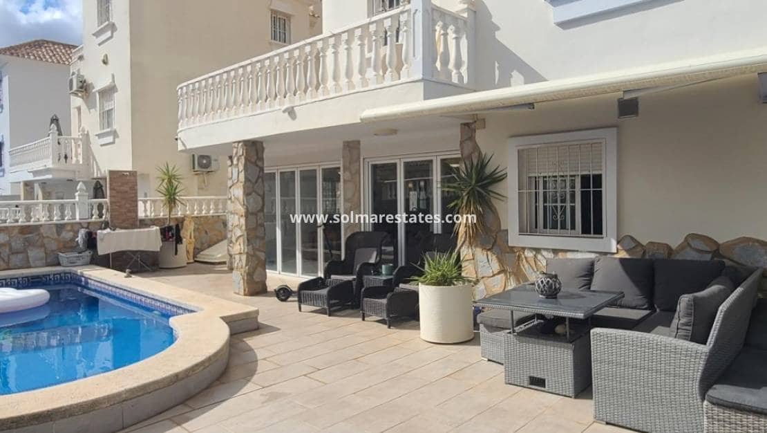 4 soveværelse Villa til salg i Villamartin med swimmingpool - € 385.000 (Ref: 9242082)