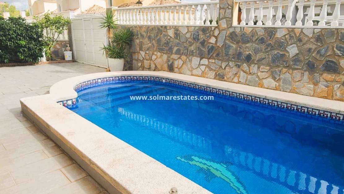 4 soveværelse Villa til salg i Villamartin med swimmingpool - € 385.000 (Ref: 9242082)