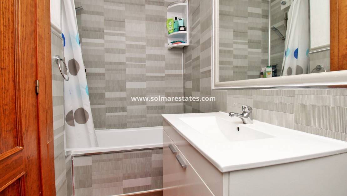 2 slaapkamer Appartement te koop in Punta Prima met zwembad - € 194.950 (Ref: 9249212)