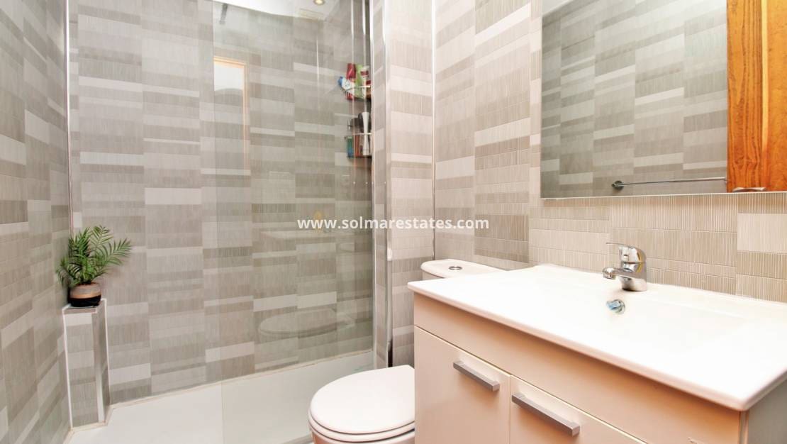 2 slaapkamer Appartement te koop in Punta Prima met zwembad - € 194.950 (Ref: 9249212)