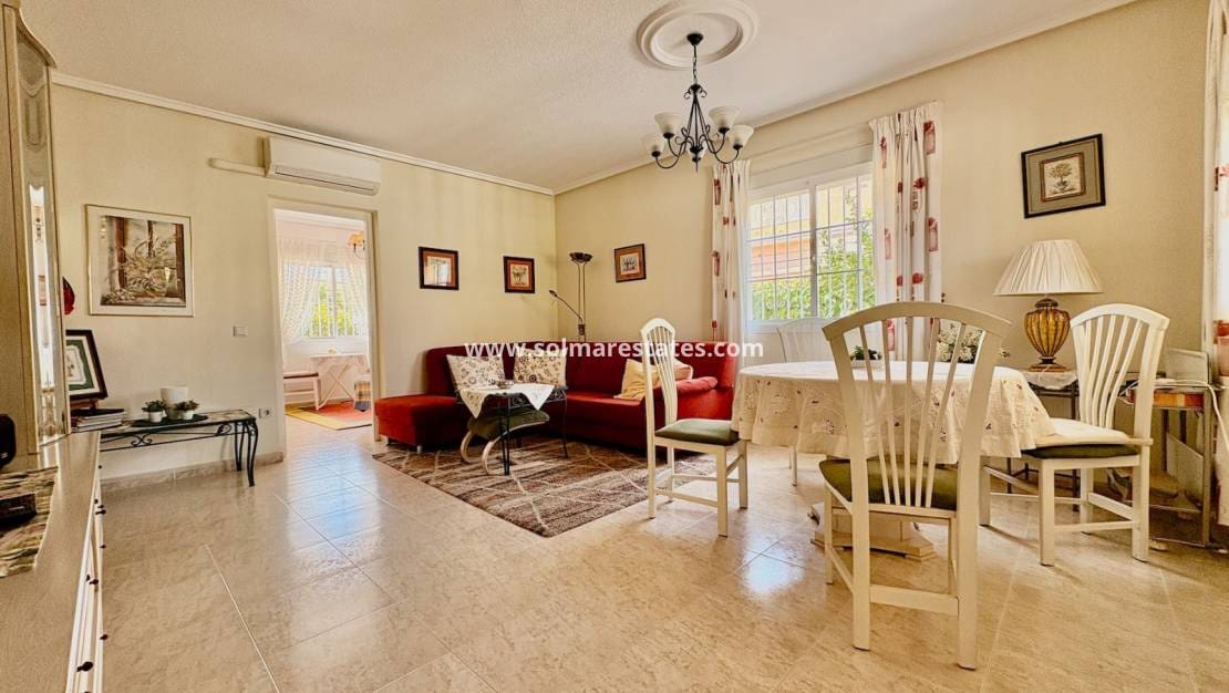 3 sypialnia Dom blizniak na sprzedaż w Dona Pepa z basenem - 249 000 € (Ref: 9256570)