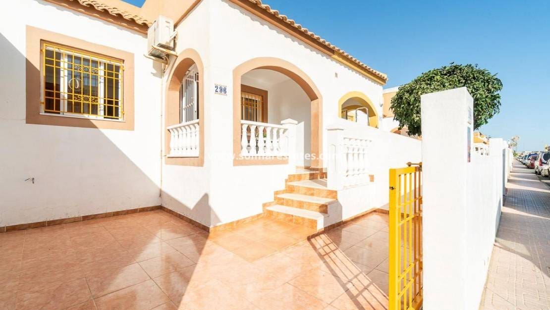 2 soveværelse Bungalow til salg i Torrevieja med swimmingpool - € 139.000 (Ref: 9256577)