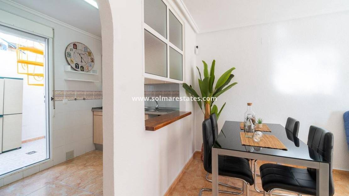 2 soveværelse Bungalow til salg i Torrevieja med swimmingpool - € 139.000 (Ref: 9256577)