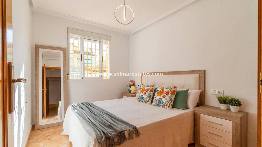 2 soveværelse Bungalow til salg i Torrevieja med swimmingpool - € 139.000 (Ref: 9256577)