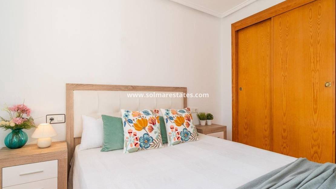 2 soveværelse Bungalow til salg i Torrevieja med swimmingpool - € 139.000 (Ref: 9256577)