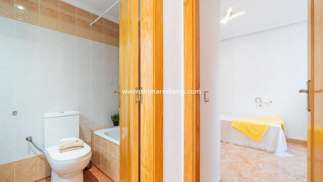 2 soveværelse Bungalow til salg i Torrevieja med swimmingpool - € 139.000 (Ref: 9256577)