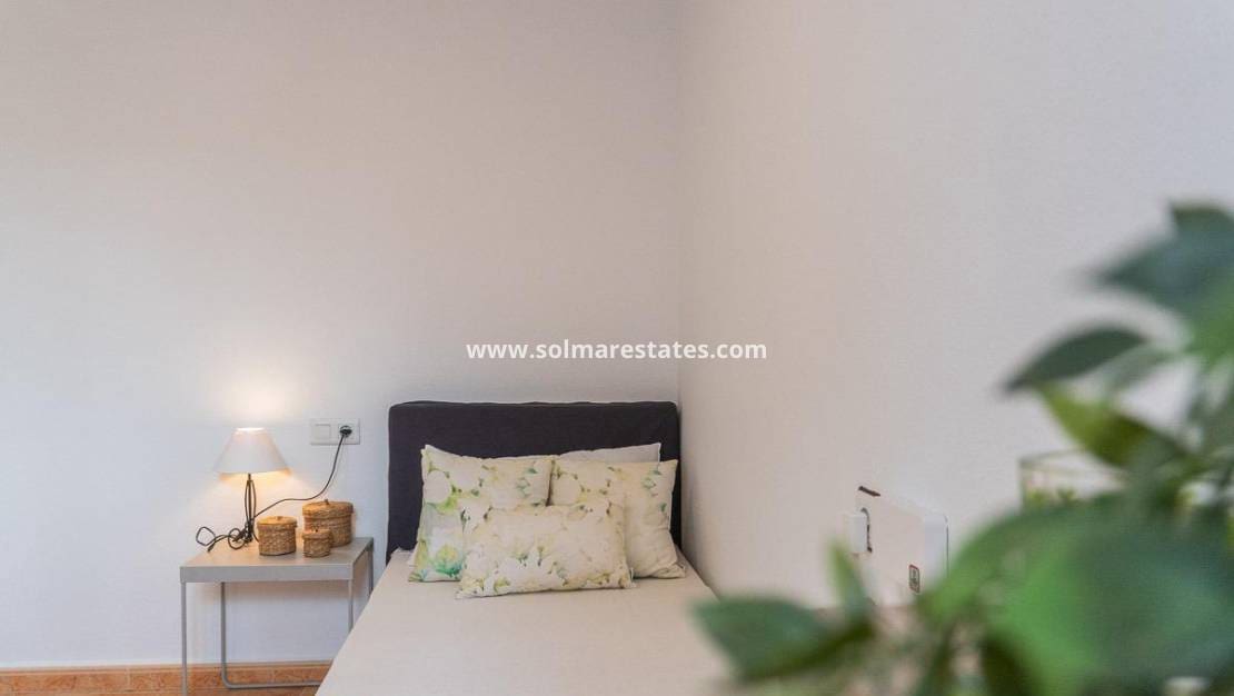 2 soveværelse Bungalow til salg i Torrevieja med swimmingpool - € 139.000 (Ref: 9256577)