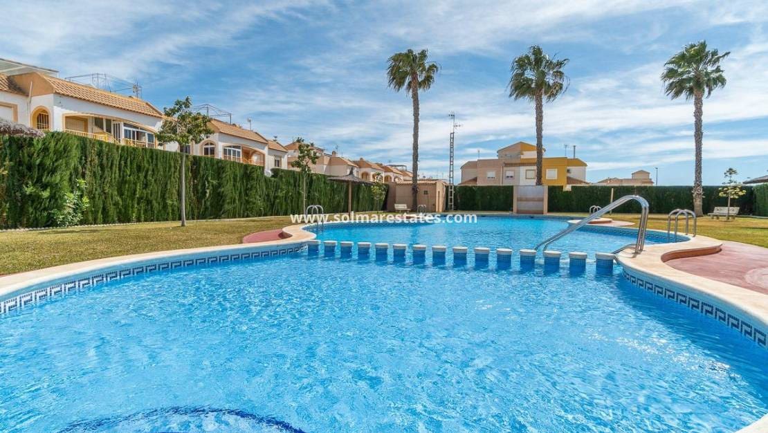 2 soveværelse Bungalow til salg i Torrevieja med swimmingpool - € 139.000 (Ref: 9256577)
