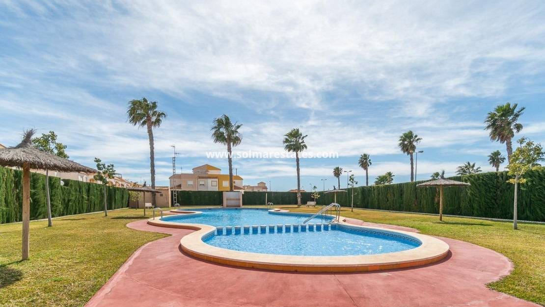 2 soveværelse Bungalow til salg i Torrevieja med swimmingpool - € 139.000 (Ref: 9256577)