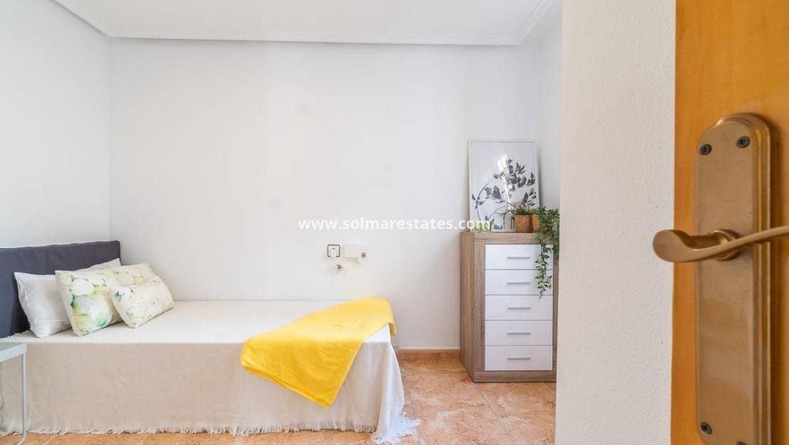 2 slaapkamer Bungalow te koop in Torrevieja met zwembad - € 139.000 (Ref: 9256577)