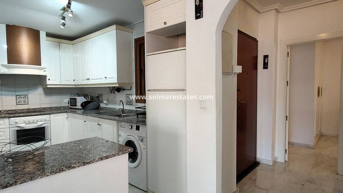 2 Zimmer Apartment zu verkaufen in Villamartin mit Pool - 165.000 € (Ref: 9267582)