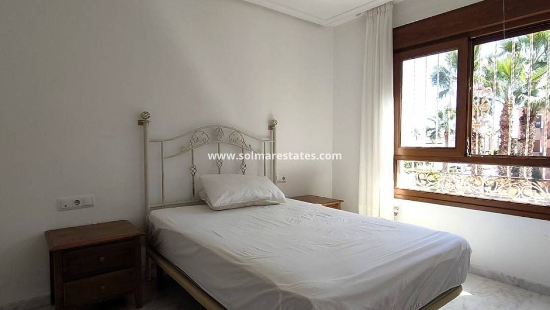 2 Zimmer Apartment zu verkaufen in Villamartin mit Pool - 165.000 € (Ref: 9267582)