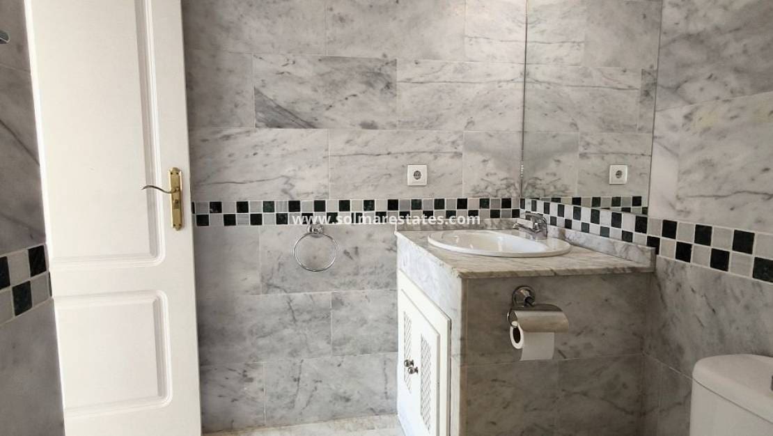 2 Zimmer Apartment zu verkaufen in Villamartin mit Pool - 165.000 € (Ref: 9267582)