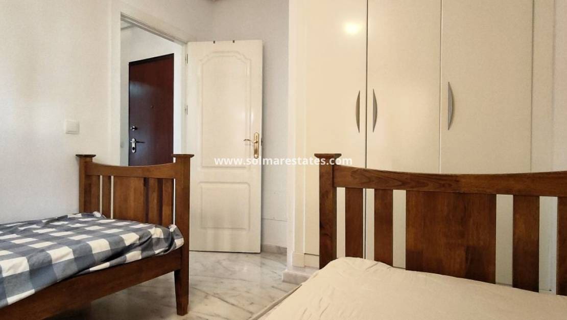 2 Zimmer Apartment zu verkaufen in Villamartin mit Pool - 165.000 € (Ref: 9267582)